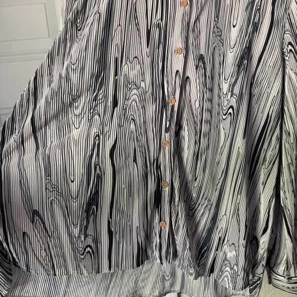 FIND ME NOW black white marble pleated button up long sleeve shirt - Picture 4 of 7